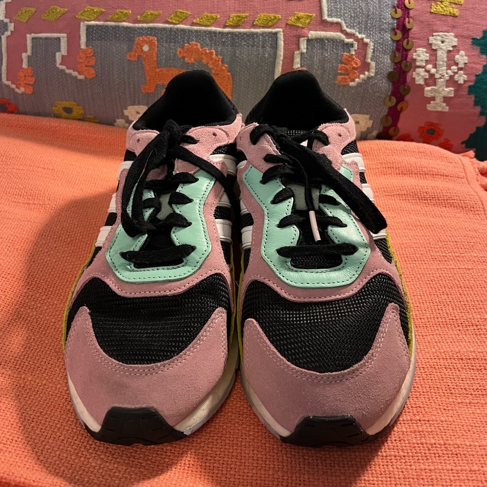In Good Condition Adidas Sneakers W 9.5 - Picture 2 of 6